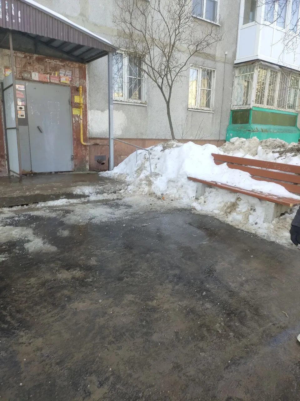 Проводим оперативную уборку придомовых территорий: очищаем входные группы и зоны контейнерных площад