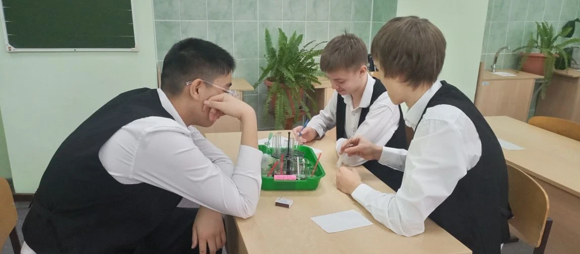 🧪 Вести с уроков!  Сегодня в лаборатории царит оживление: девятиклассники занимаются одной из самых 