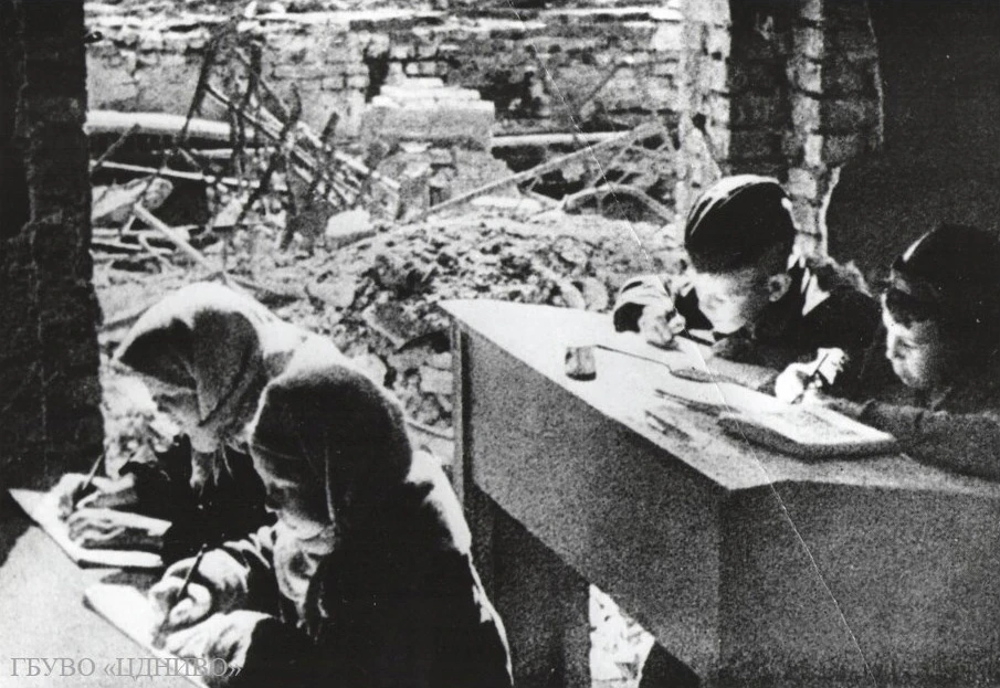 1) Урок в школе. Сталинград. [1943 г.] ЦДНИВО. Ф. 13226. Оп. 1. Д. 2086. Л.10.