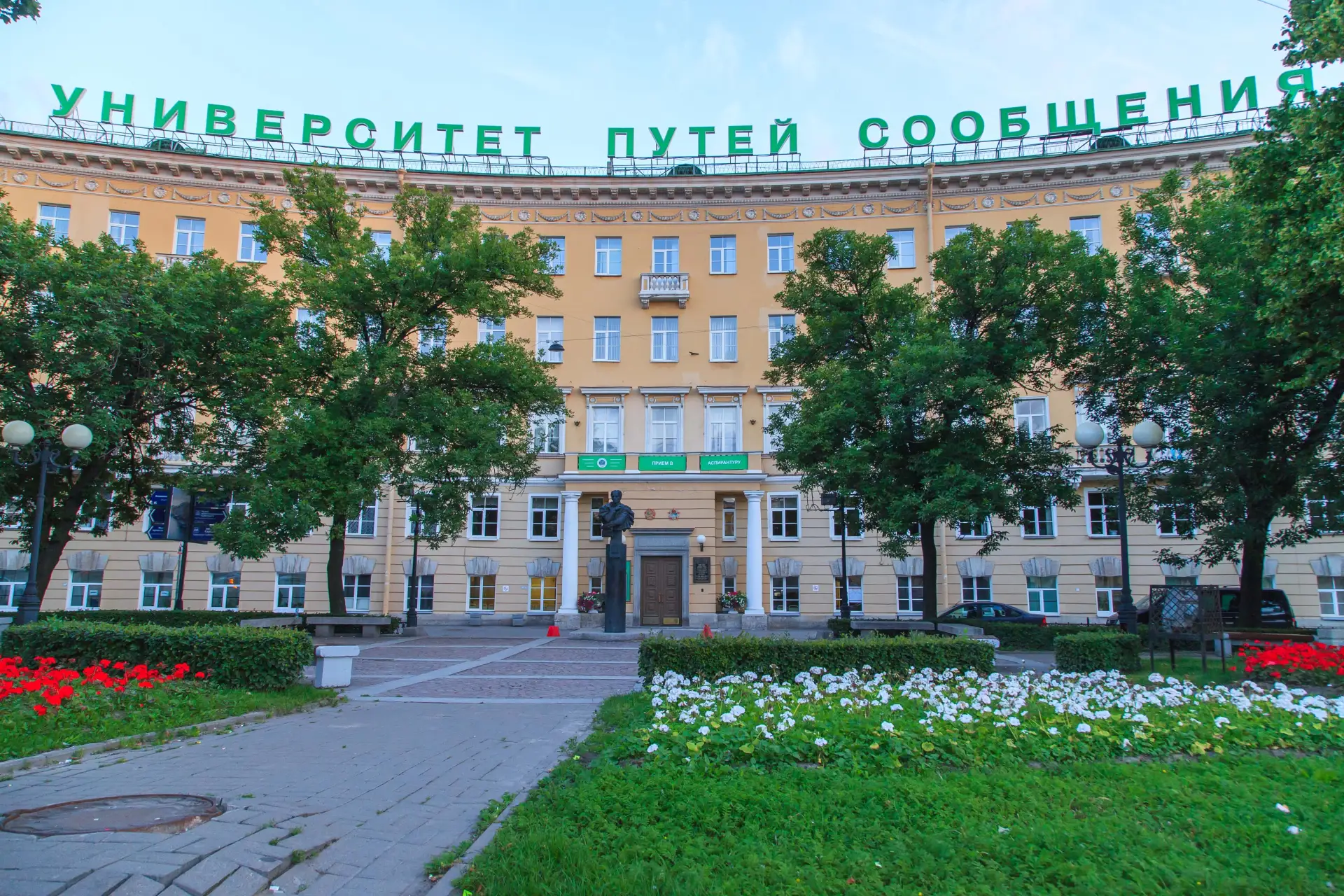 ✨ Министерство труда опубликовало второй рейтинг трудоустройства выпускников вузов и колледжей. В эт