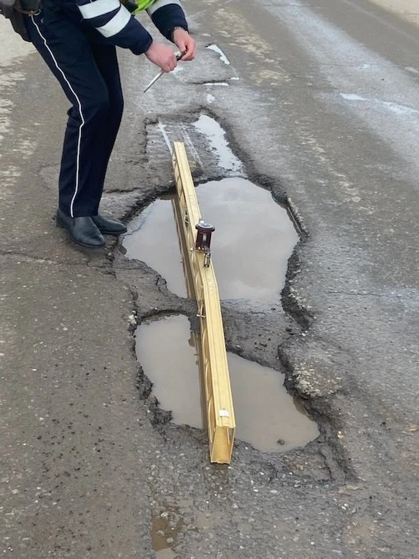 🧐 В Лениногорске проверили дороги после зимы  Сотрудники Госавтоинспекции обследовали городские улиц