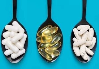 Дефицит витаминов ✔
⠀
Выпадение волос - дефицит железа, цинка.
Волосы поседели рано - дефицит меди. 