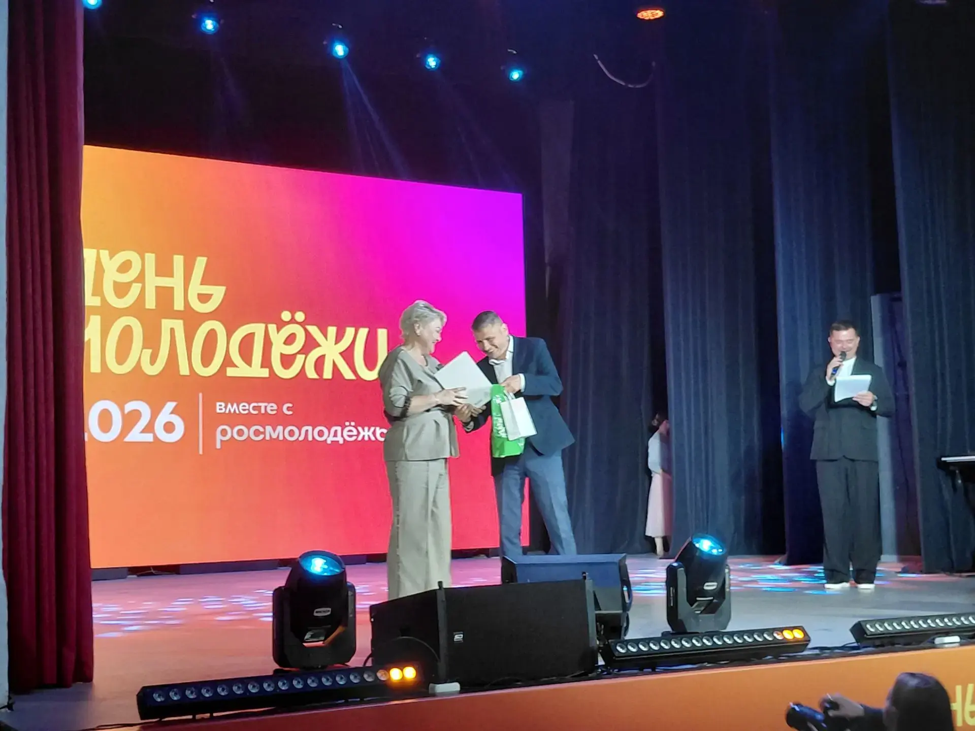 В День молодёжи в Доме культуры состоялась торжественная церемония награждения, на которой чествовал