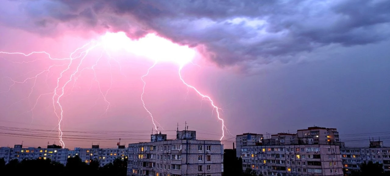 ⚡Эффектные кадры грозы над Пушкино
Фото: AstroPushkino
