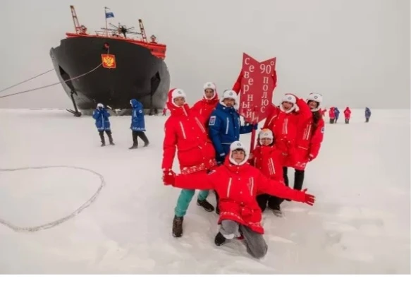 Флаг Корабелки на Северном полюсе
