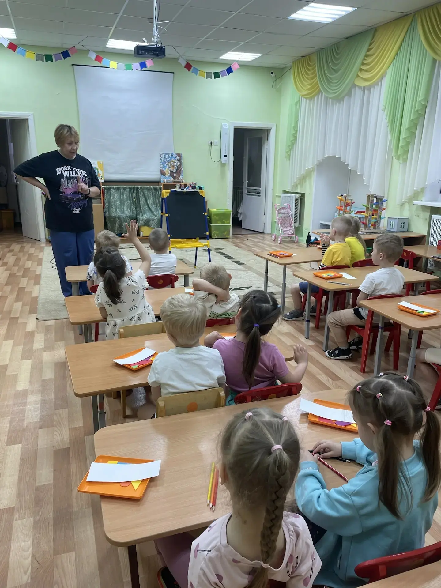 Математика в средней группе 📚
Один, два, три, четыре, пять —
Умеем пальчики считать,
А кубик, шарик
