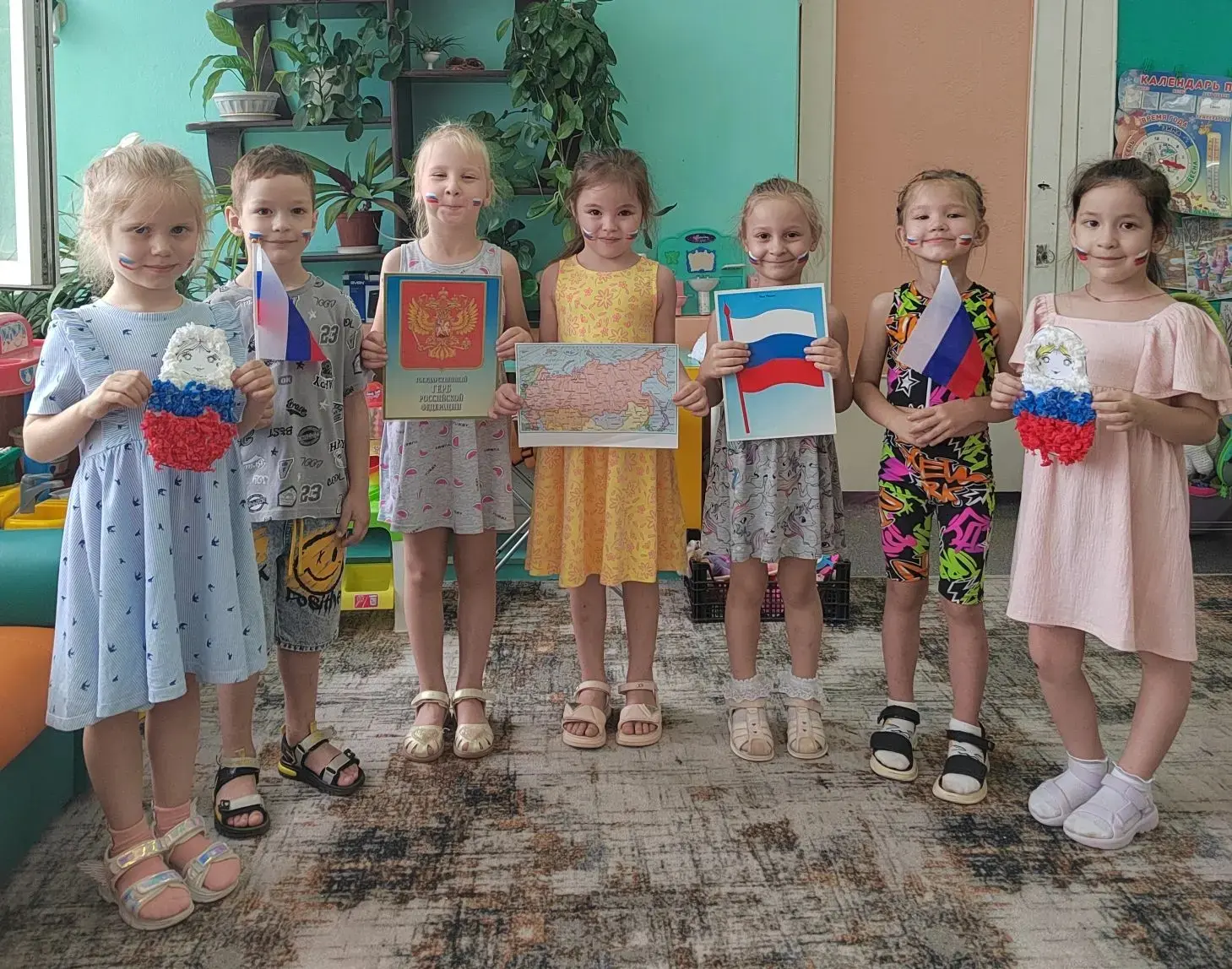 Ребята 9 группы поздравляют с Днем России! 🇷🇺
Полюбуйтесь какие чудесные Матрёшки 🪆 получились в 