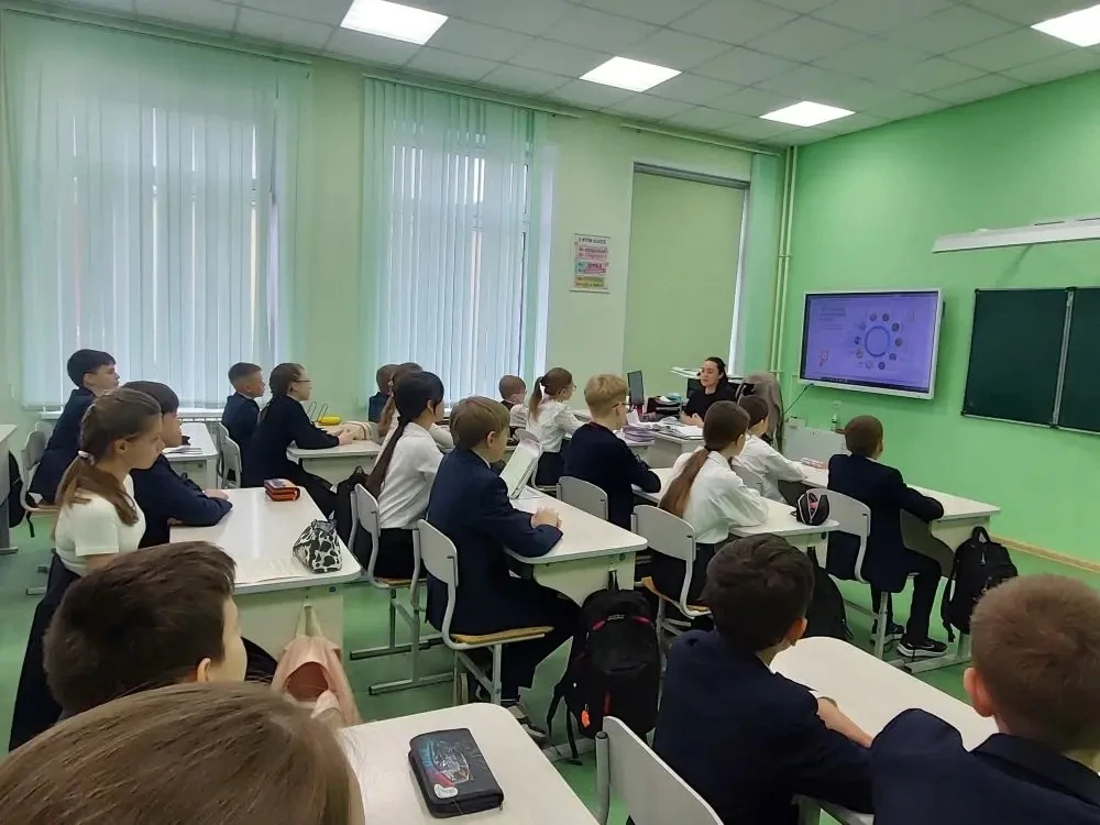 День Земли - каждый день.  🇷🇺 Понедельник в нашем лицее традиционно начался с торжественной линейки 