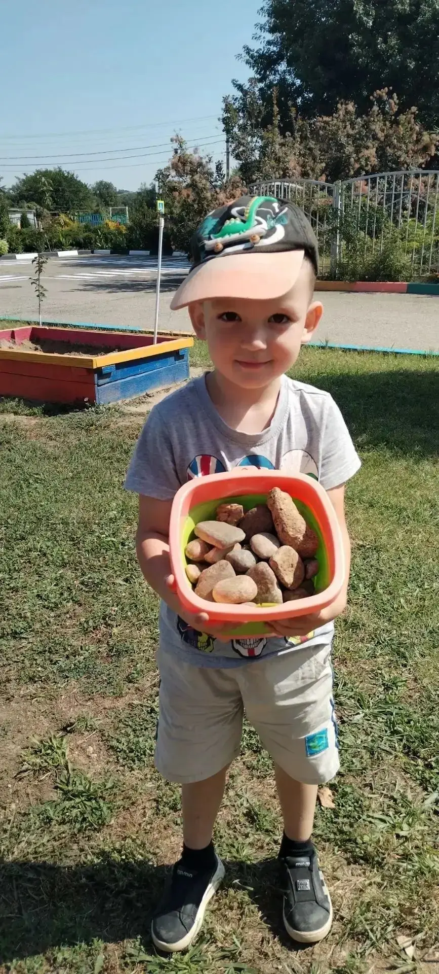 Сегодня ребята старшей группы провели прогулку очень творчески!