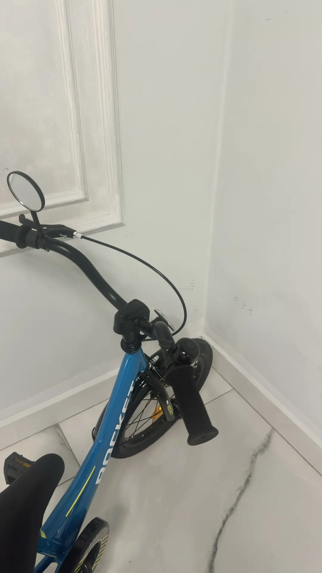 Добрый день! На Булгакова 6, подъезд 4. Кто портит стены???? 👿🤬😠 зла не хватает!