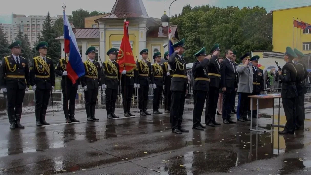 На днях в Московском пограничном институте ФСБ курсанты приняли Военную присягу. Этот в...