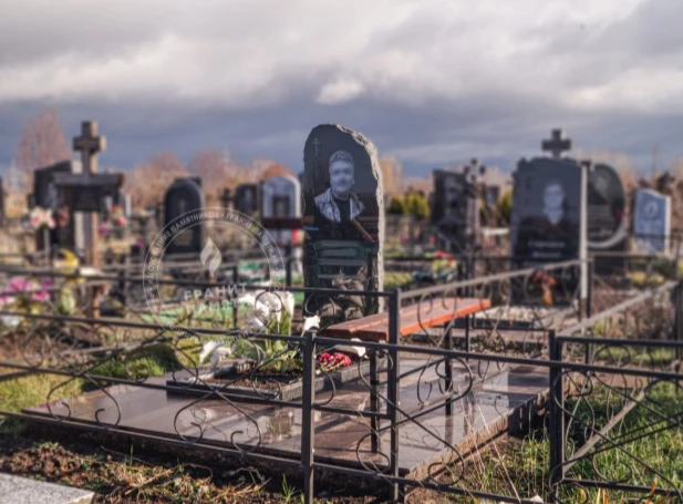 ⚒ Мемориальный комплекс с обколом — строгий ансамбль из натурального гранита для увеков...