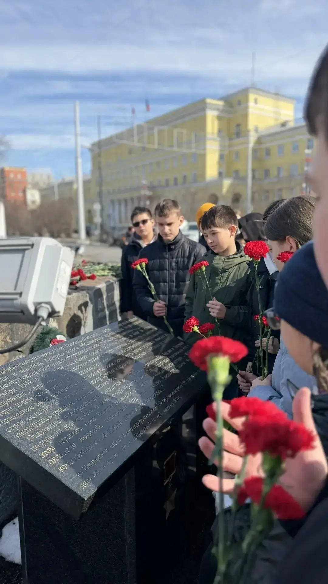 💐 В рамках Всероссийской акции «Цветы солдату» ученики 6 «В» класса вместе с классным руководителем 
