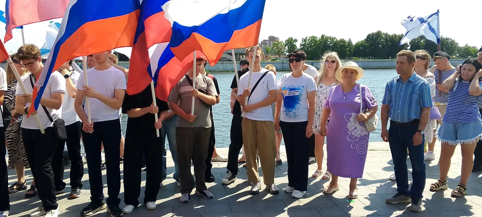 В День Военно-Морского Флота ученики 10 класса школы №49 города Пензы вместе с советником директора 