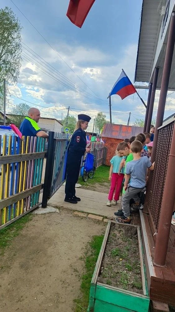В рамках Декады дорожной безопасности воспитанники ДОУ встретились с сотрудниками Госав...