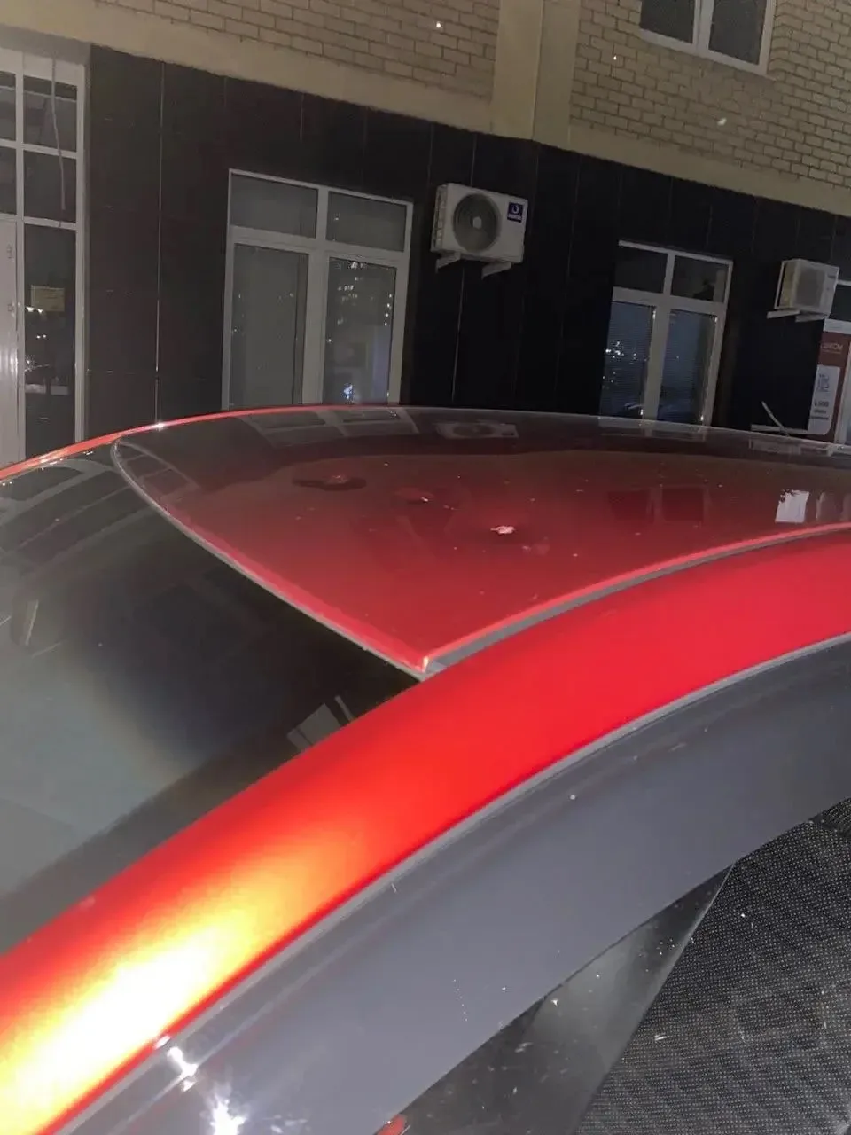 Бутылка упала с балкона на автомобиль в ЖК «Свобода»