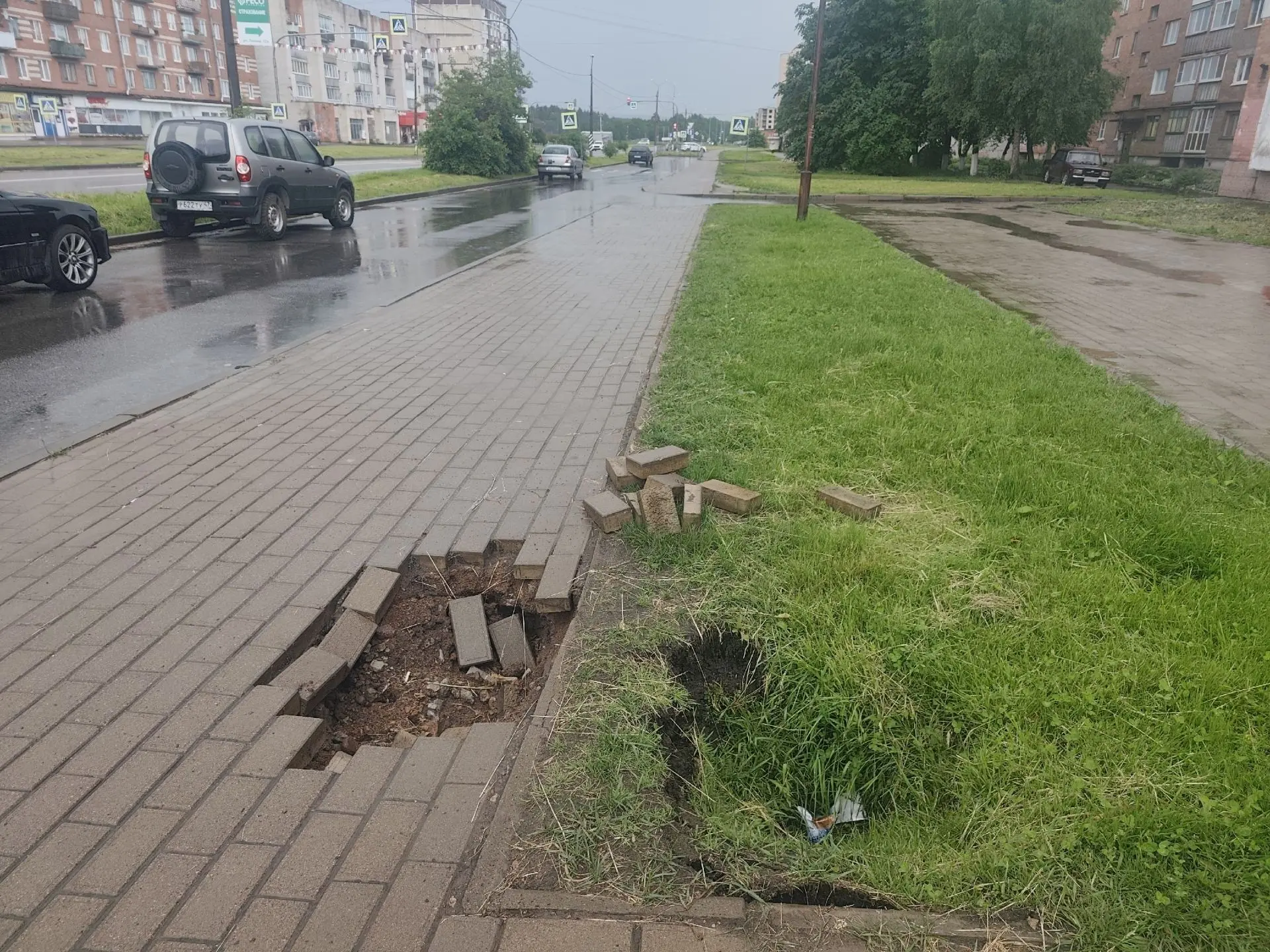 Видела неоднократно пост про обвал на тротуаре. Пост  не является обращением, по мнению местных влас