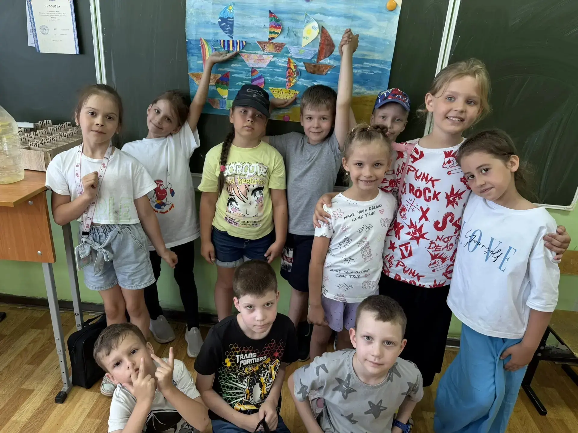 🏕️✨ Сегодня в нашем пришкольном лагере "Алые паруса" нашлось место и творчеству, и спорту, и серьёз