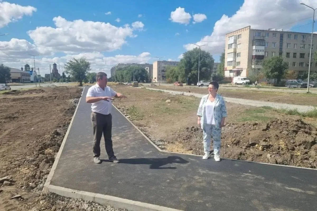 В Гае продолжается благоустройство сквера.