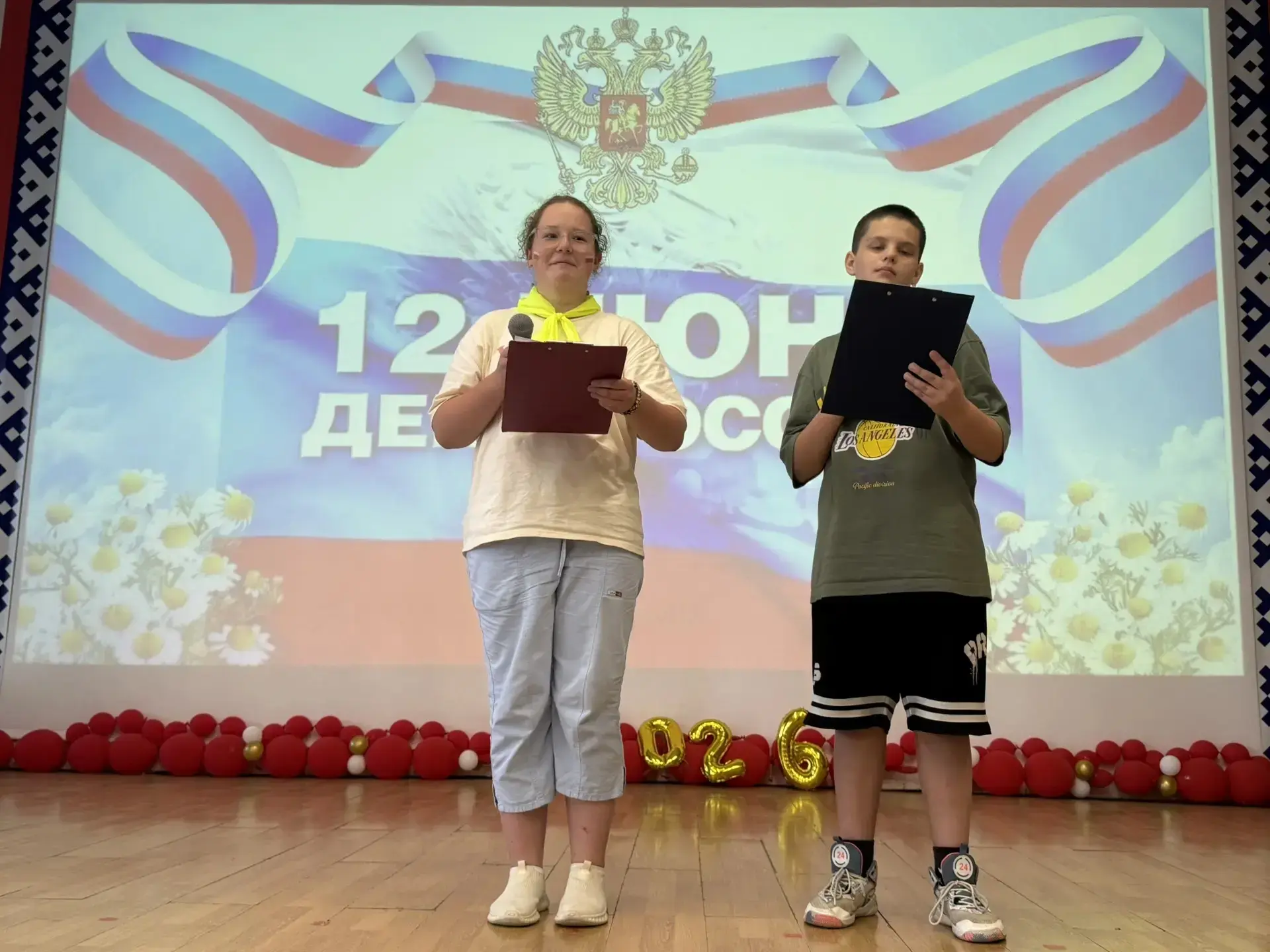 В преддверии 🇷🇺 Дня России в школьном лагере прошла встреча с настоящим героем. 🎖️ В гостях у реб