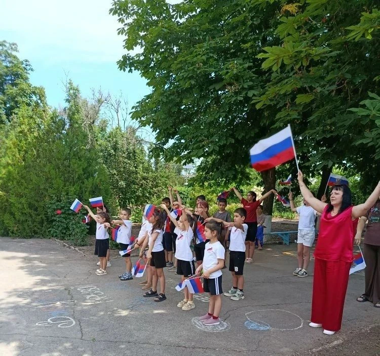Патриотический флешмоб в Морозовском районе

Яркий флешмоб «Люблю тебя, моя Россия», организованный 