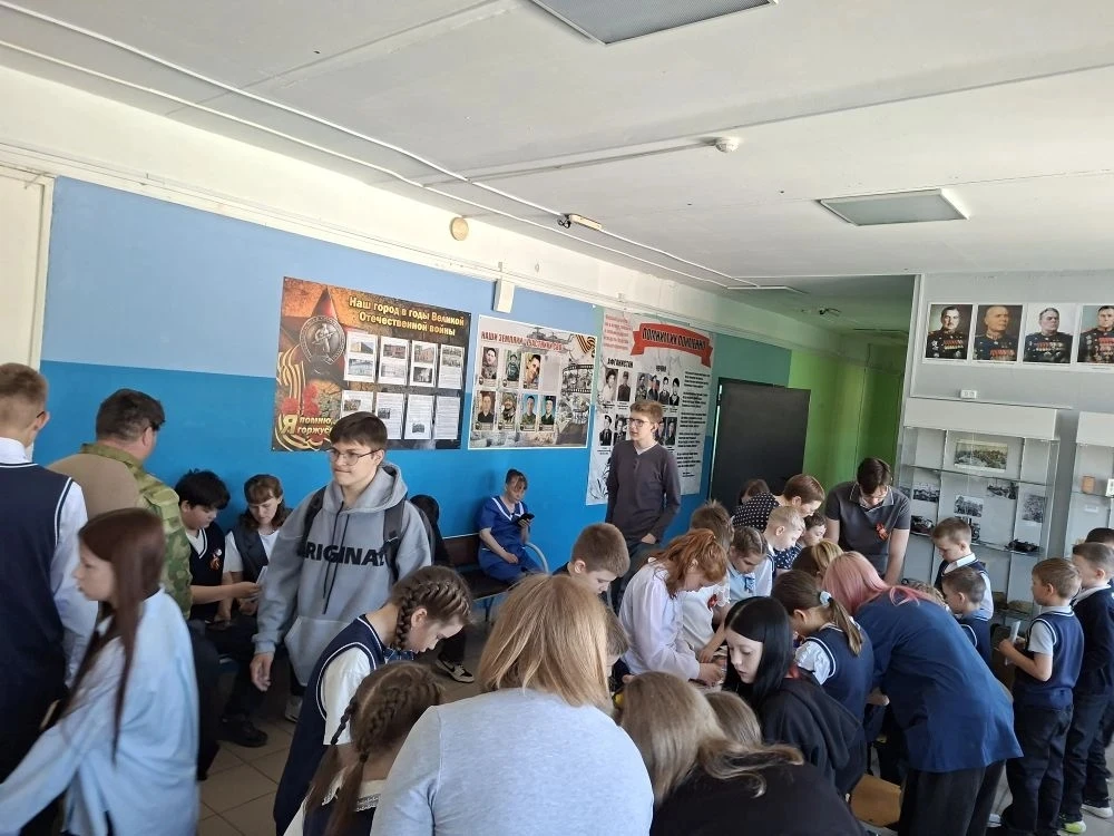 8 мая в школьном музее "Память" был организован ряд мероприятий:  1.Возложение цветов к Вечному огню