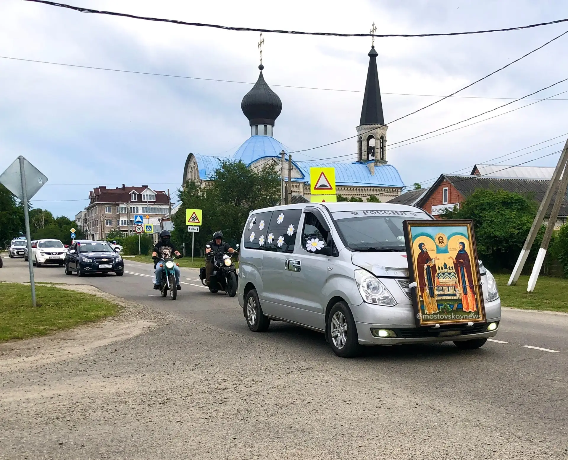 В Мостовском прошёл автопробег ко Дню семьи, любви и верности ❤️