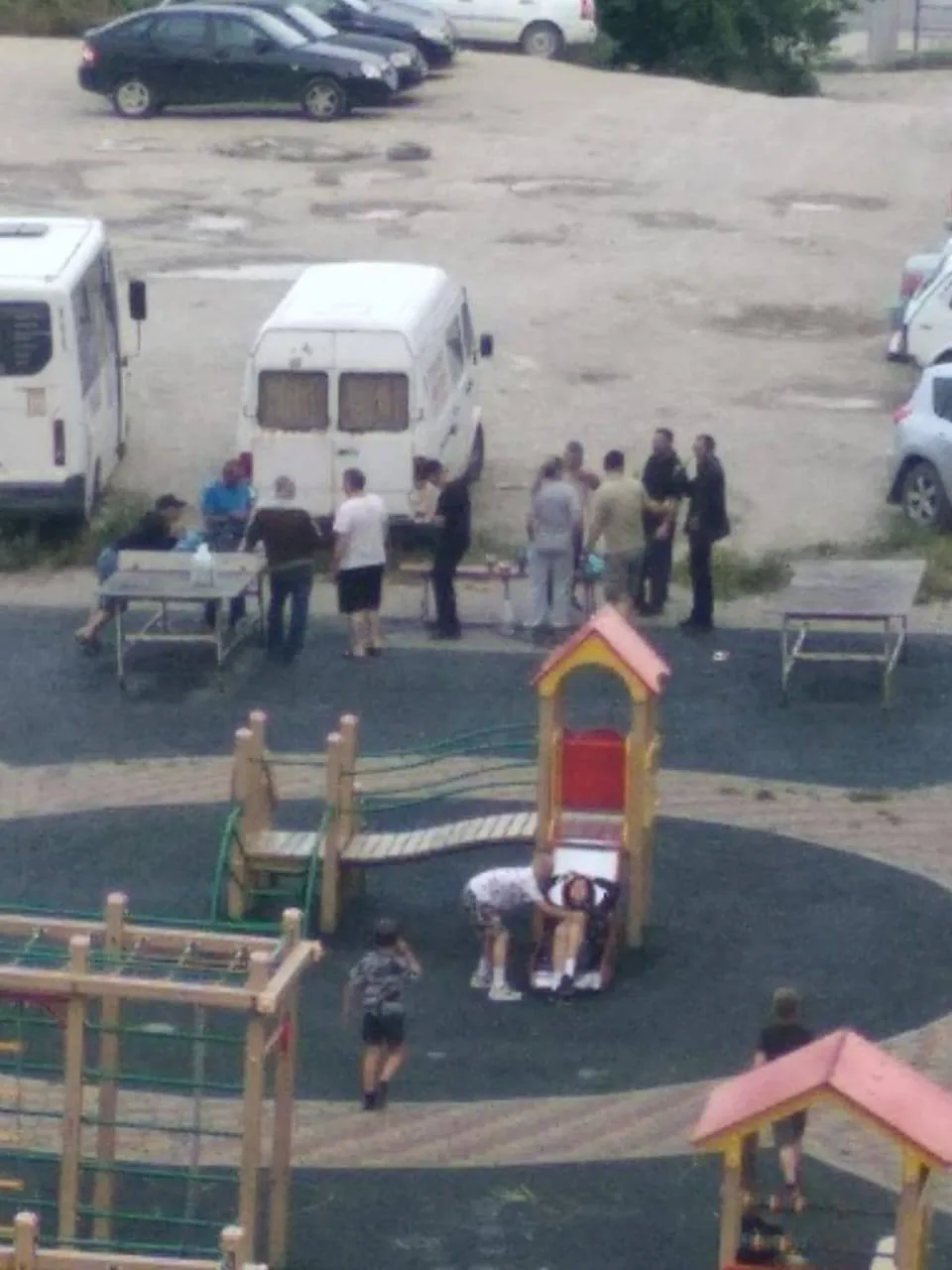 "Я жительница дома Мурата Ахеджака 24. В нашем дворе регулярно собирается компания и распивает алког