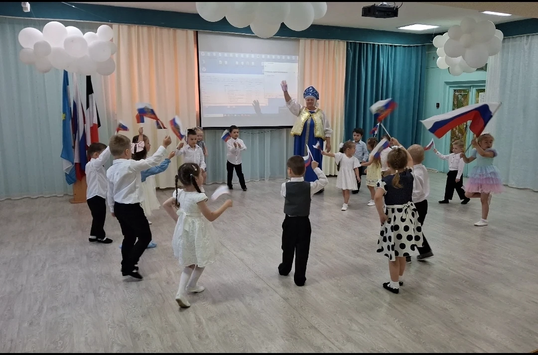 🇷🇺 В преддверии Дня России в нашем учреждении прошли праздничные мероприятия! 🎉

В группе «Борови