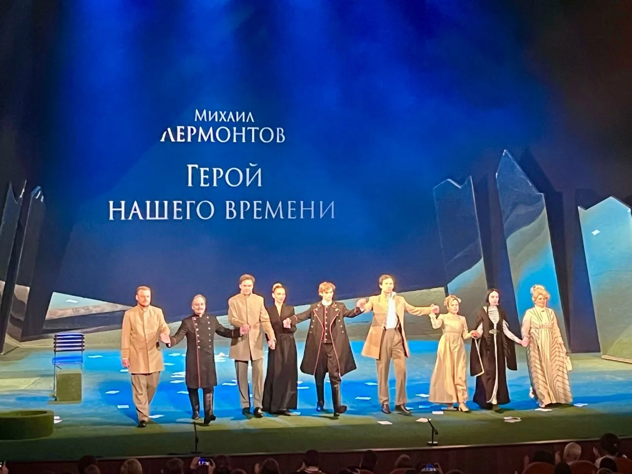 ✨ 🎭 Погружение в классику: спектакль «Герой нашего времени»📘  Ученики 9А и 9Б классов посетили Театр