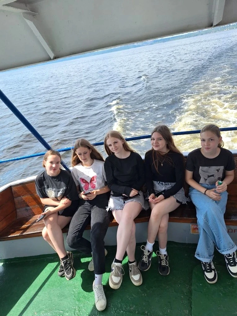 🚢 Ребята из Вешкаймского лицея отправились в незабываемое приключение! Сначала — увлекательная прог