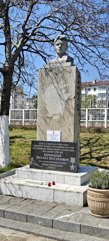 В феврале 1943 года в боях за Новороссийск десантники отряда Цезаря Куникова попали в окружение у зд