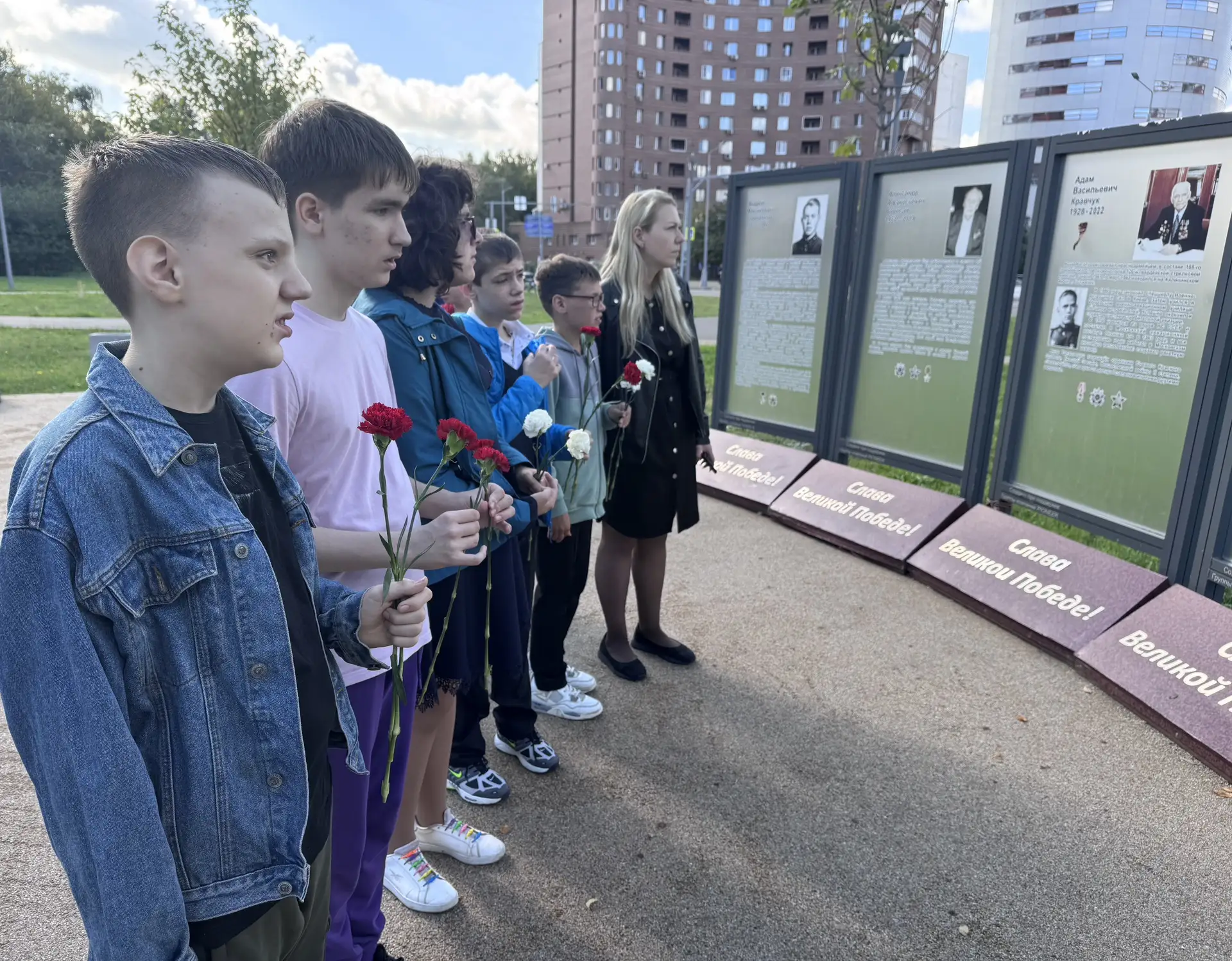 В рамках общественного патроната по уходу за памятниками, мемориальными досками, памятн...