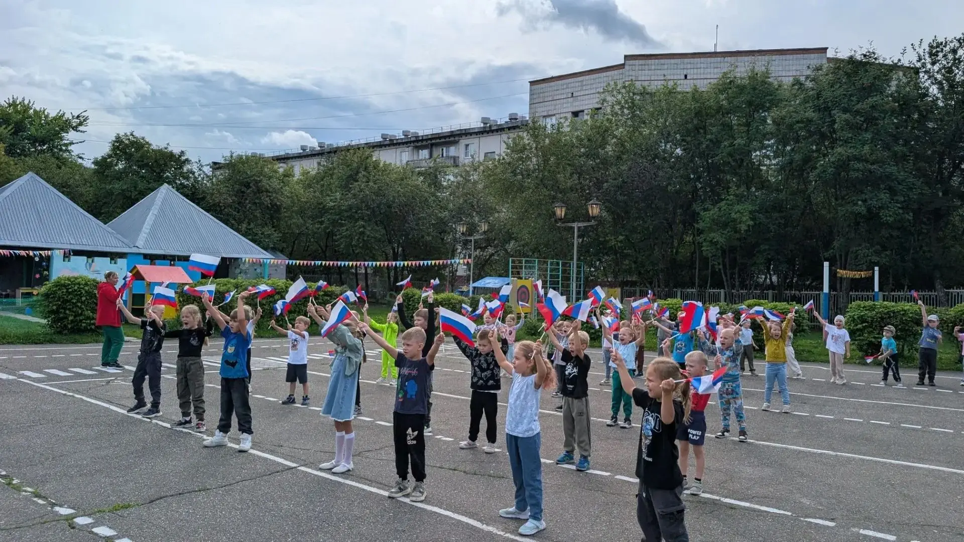 🌟 В нашем детском саду прошел флешмоб "Флагу России - слава!", посвященный Дню государ...