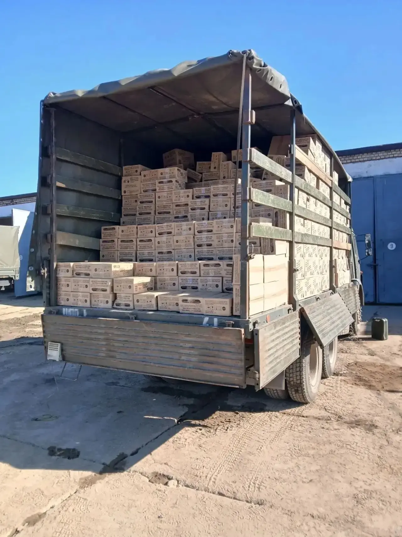 Два КамАЗа с продуктами быстрого приготовления доставлены в зону СВО. Общий объем помощ...