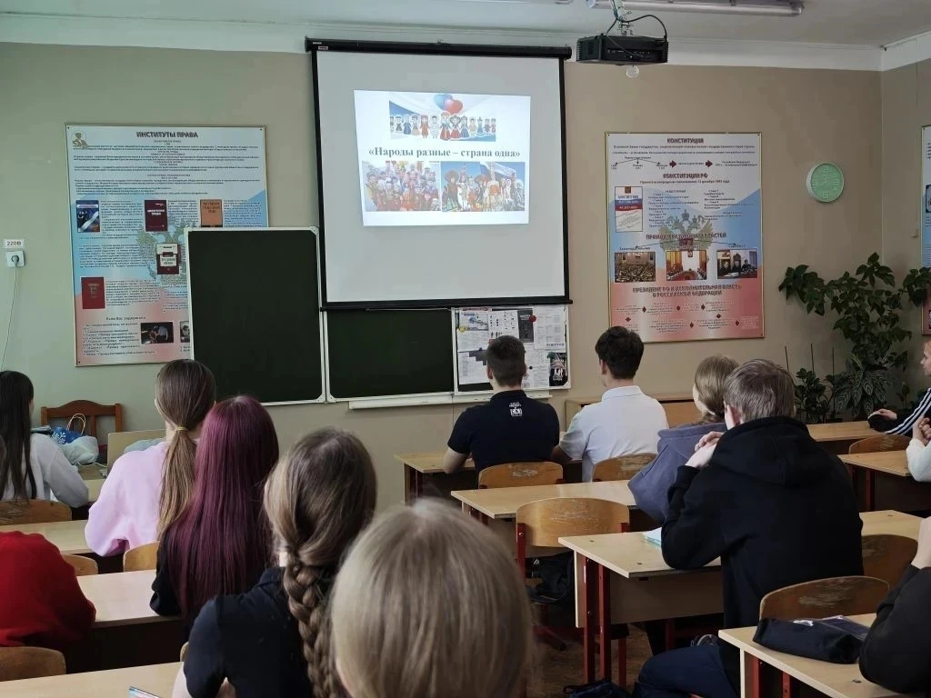 В марте в МБОУ "Новолядинская СОШ" прошли занимательные часы,  посвященные году единства народов Рос