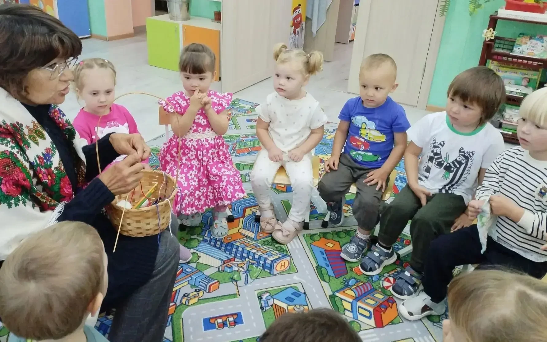 Сегодня гости к малышам заглянула бабушка Алёна. Она рассказала ребятам, как важно умет...