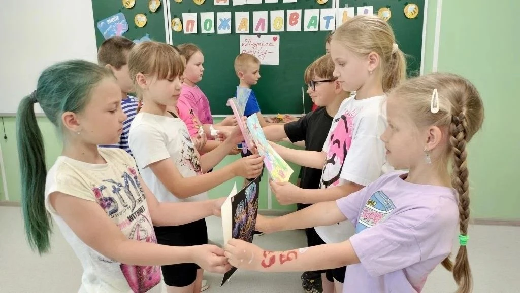 В летнем оздоровительном лагере «Улыбка» МБОУ Заветинской СОШ №1 в группе «Пчёлки» открылась творчес
