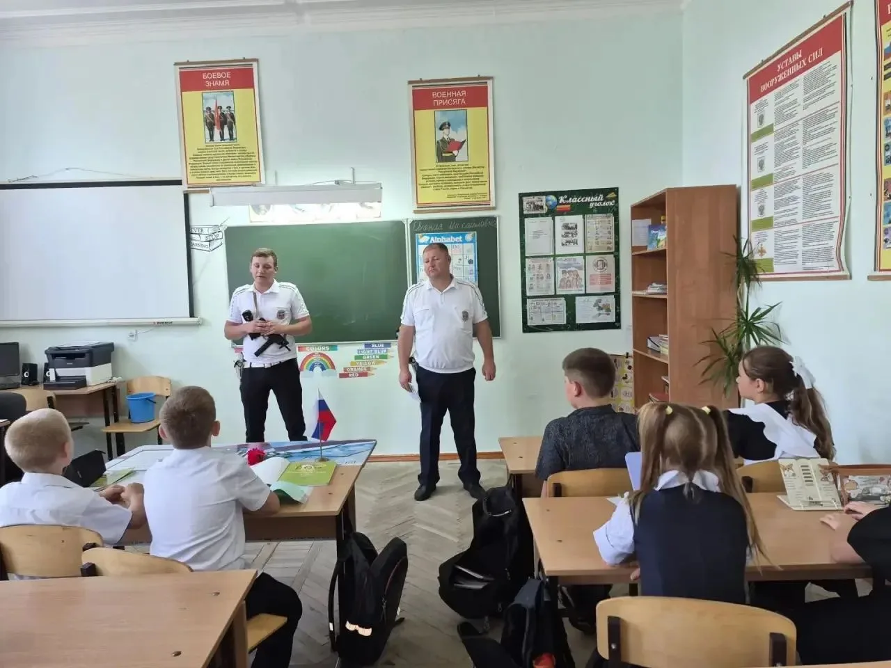 🛑 Безопасная дорога в школу: встреча с инспекторами ГИБДД!