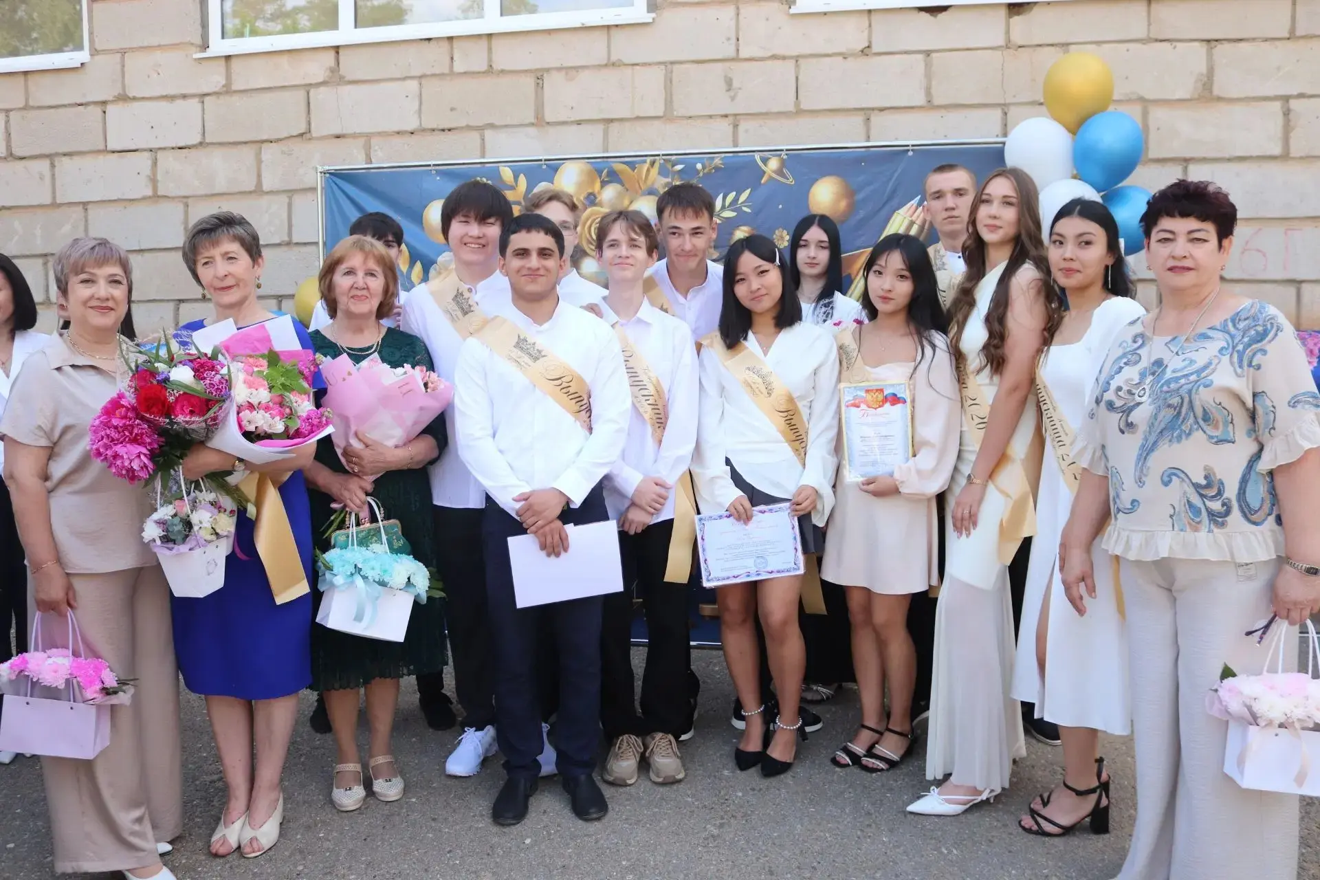 Дорогие школьники, уважаемые педагоги и родители! Поздравляю вас праздником Последнего ...