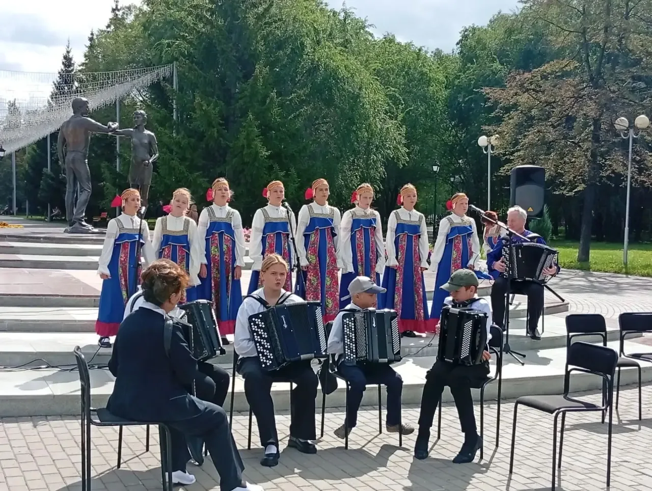 🎶 28 августа Городской сад Кургана стал эпицентром народного драйва! 🎉
