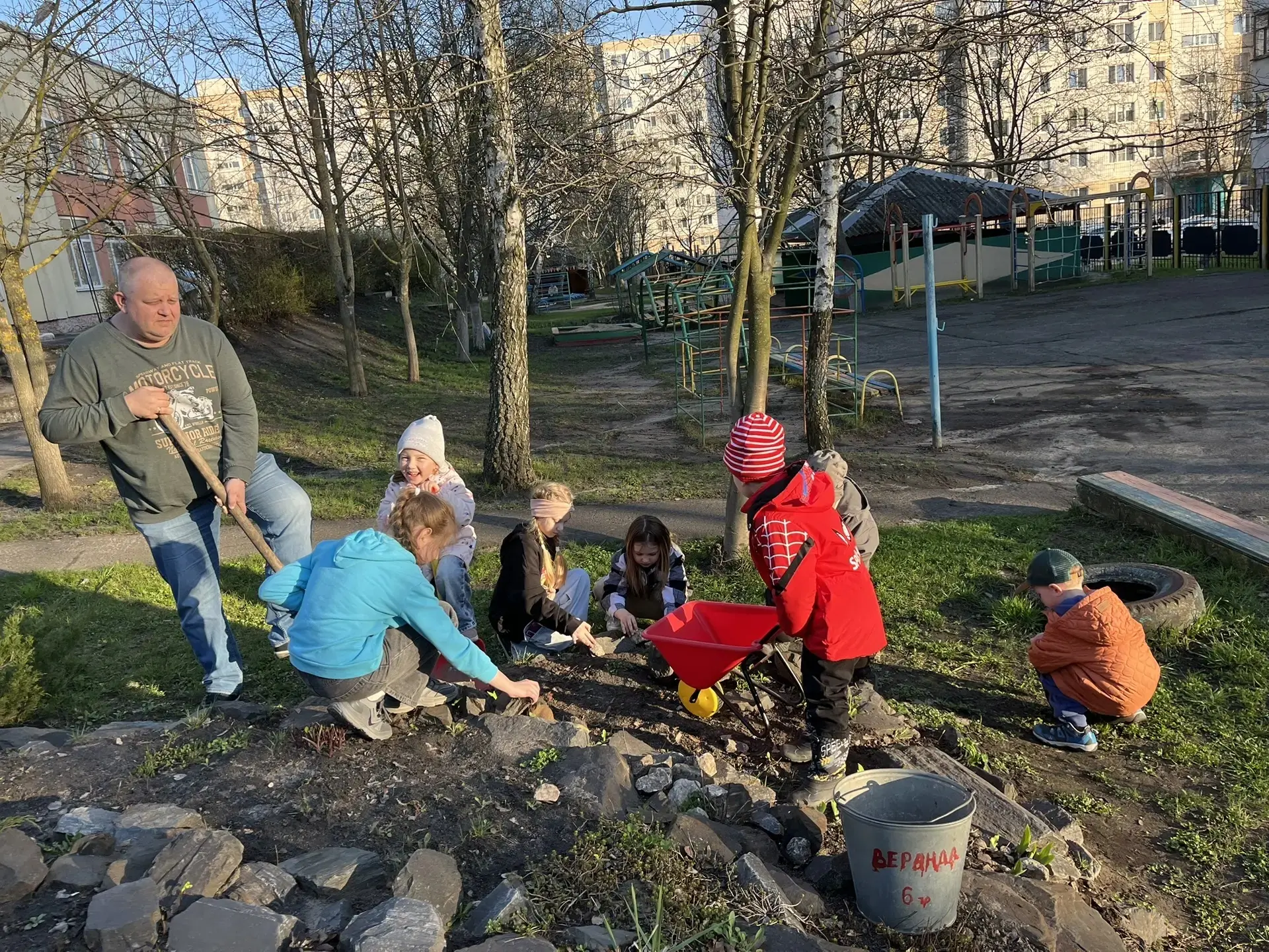День эколят.                             В средней группе N 13 прошел экологический уро...
