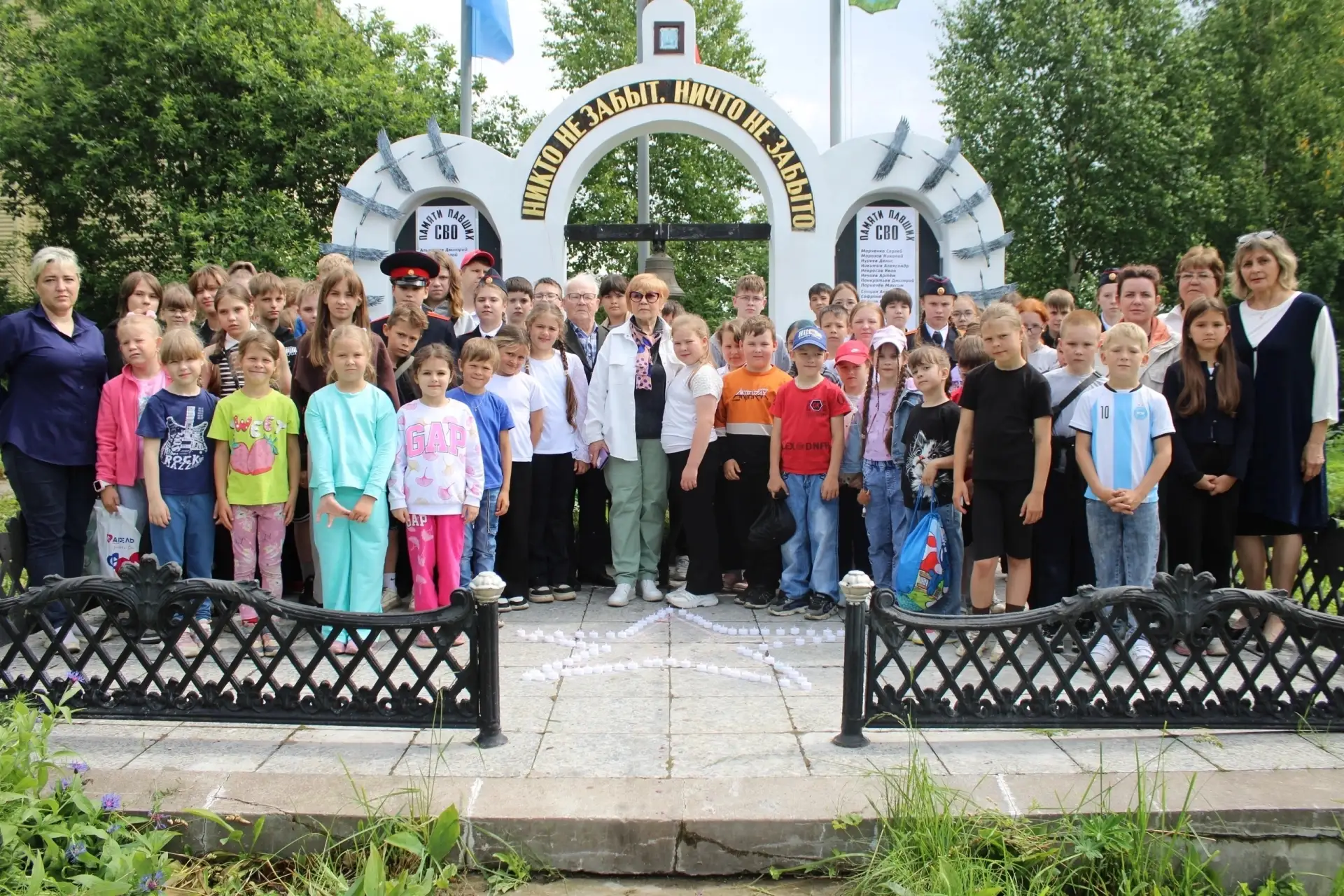 22 июня, в День памяти и скорби, ребята из лагеря «Дружба» школы № 3 почтили память героев у мемориа