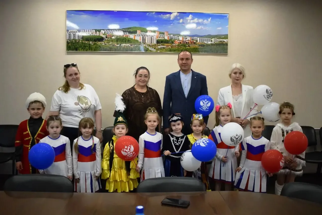 🇷🇺 🎉 Юные тындинцы поздравили главу города Сергея Гуляева с Днем России

Накануне одного из главн