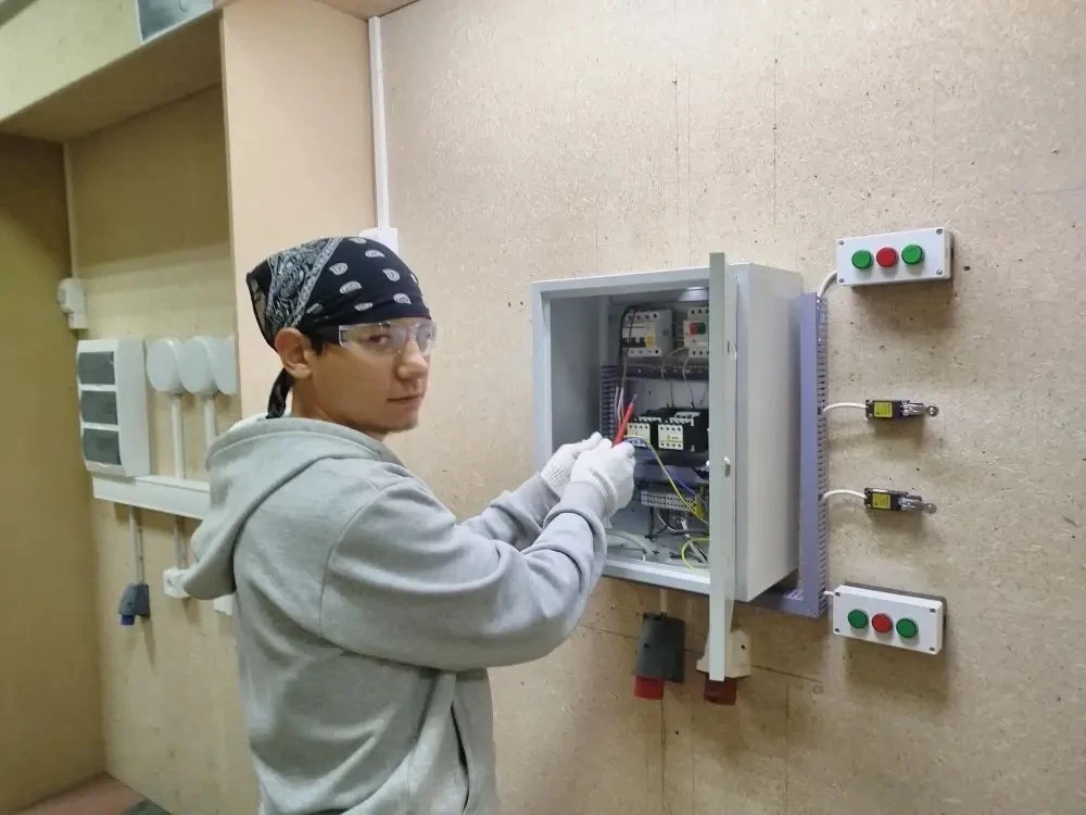 ⚡ Студенты 4 курса специальности «Монтаж и наладка электрооборудования промышленных и гражданских зд