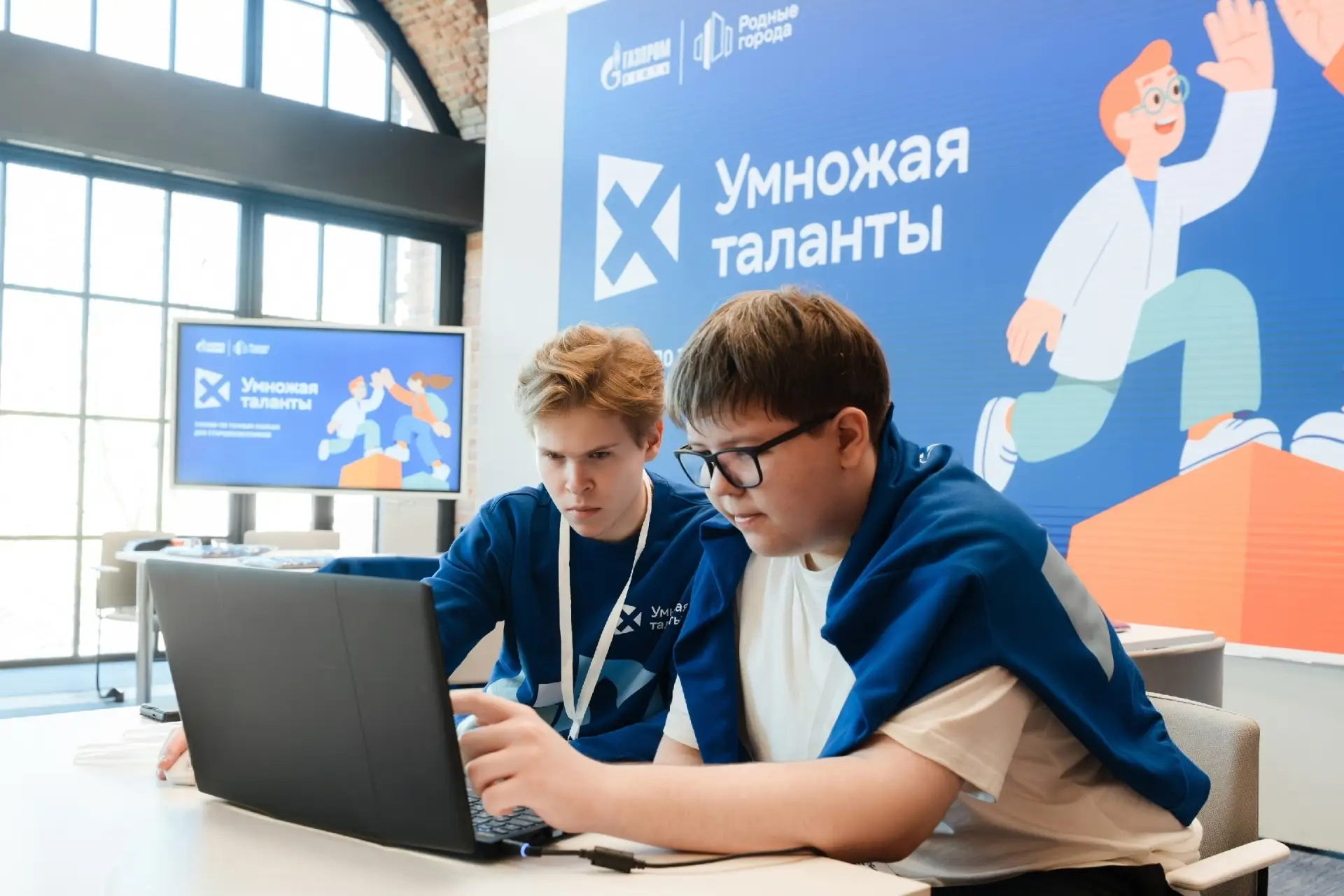Роботы и инновации: югорские школьники стали призерами турнира «Умножая таланты» 🤖🏆  Старшеклассники