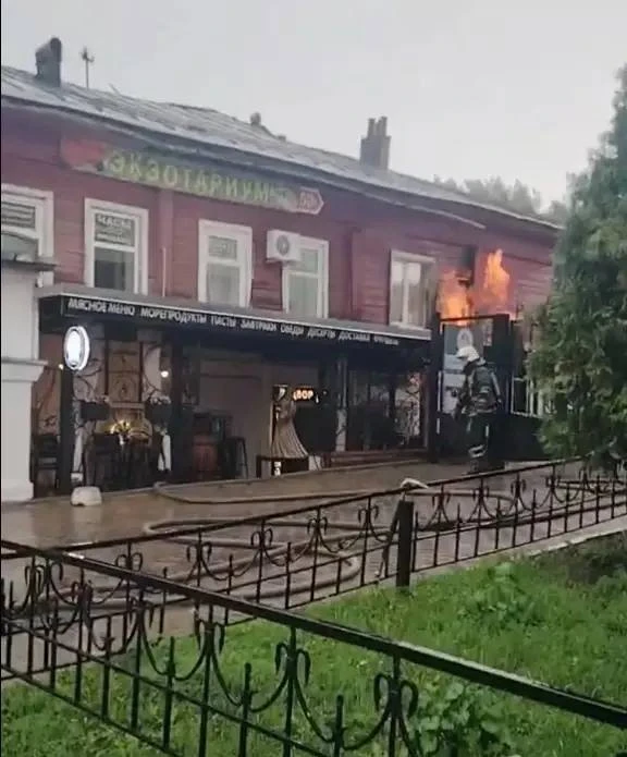⛈️Вчера во время грозы на улице Советской в Костроме загорелся дом: очевидцы рассказали, что молния 