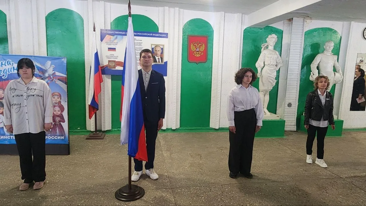 🇷🇺 Торжественная линейка и «Разговоры о важном» в Мелитопольском индустриальном колледже