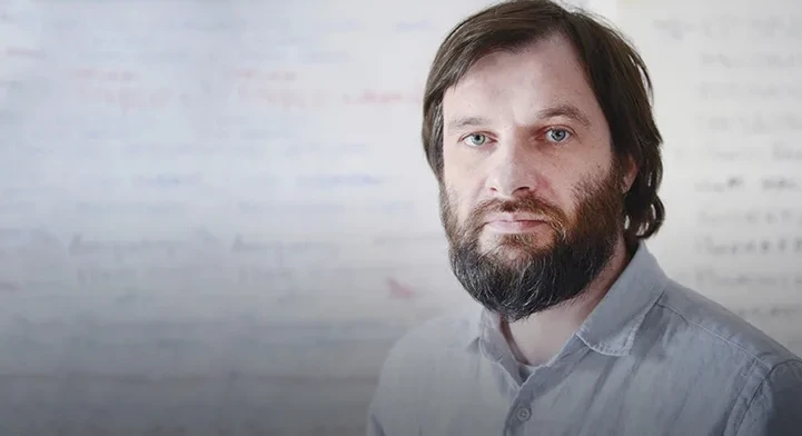 Басманный суд заочно арестовал журналиста и режиссёра-документалиста Андрея Лошака (при...