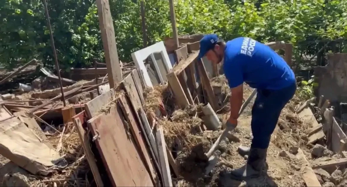 📍Республика Дагестан

Волонтеры лагеря Единой России «Дагестанский Рубеж» начали работать у семьи В